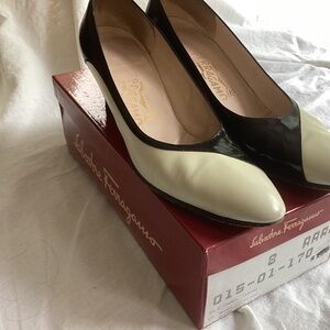 Vintage Salvatore Ferragamo Two-Toned Pumps 8AAAA Black and Beige